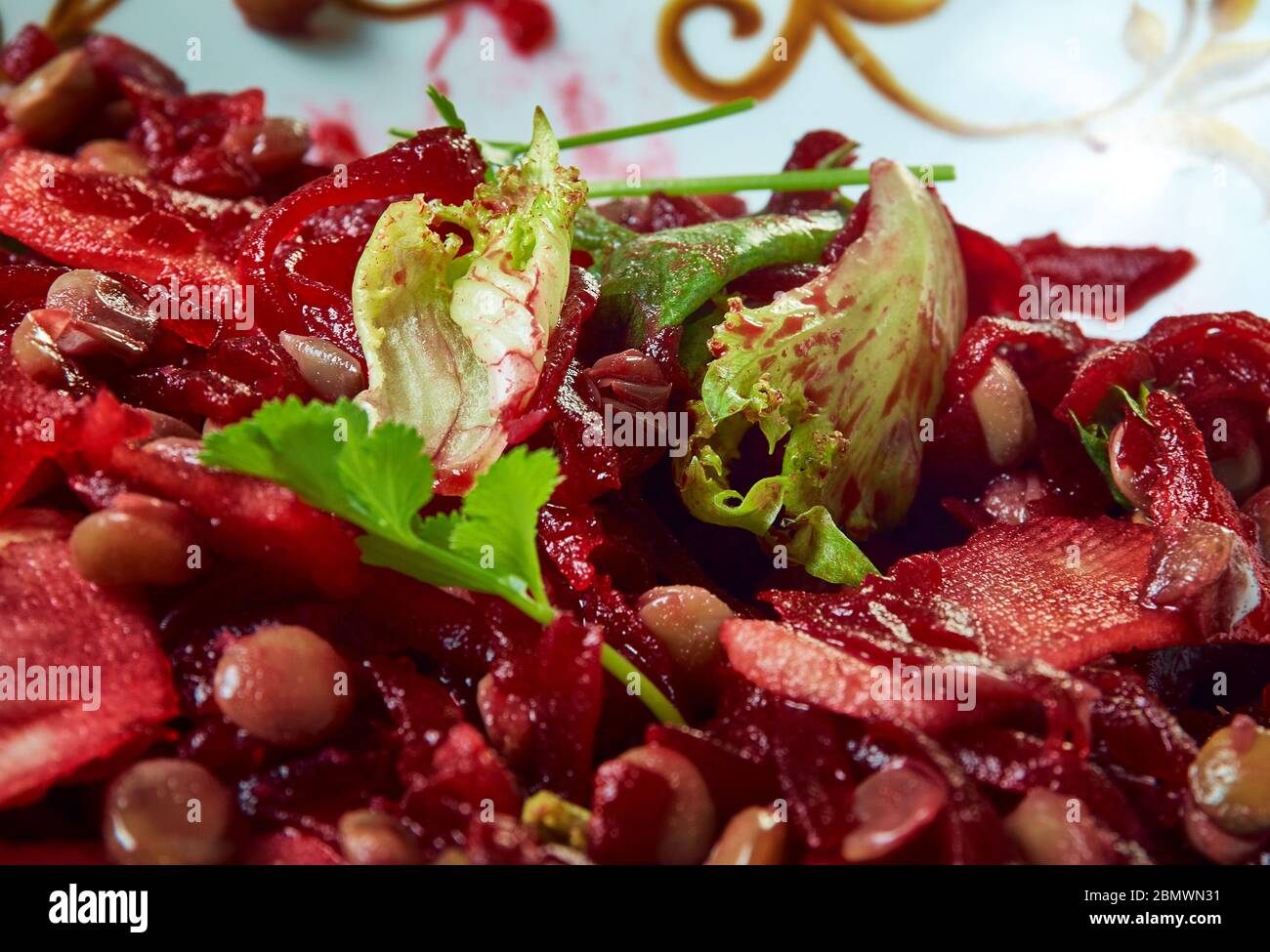 Rote Bete Linsenleine Tabbouleh, Beilage oder vegane Hauptspeise. Stockfoto
