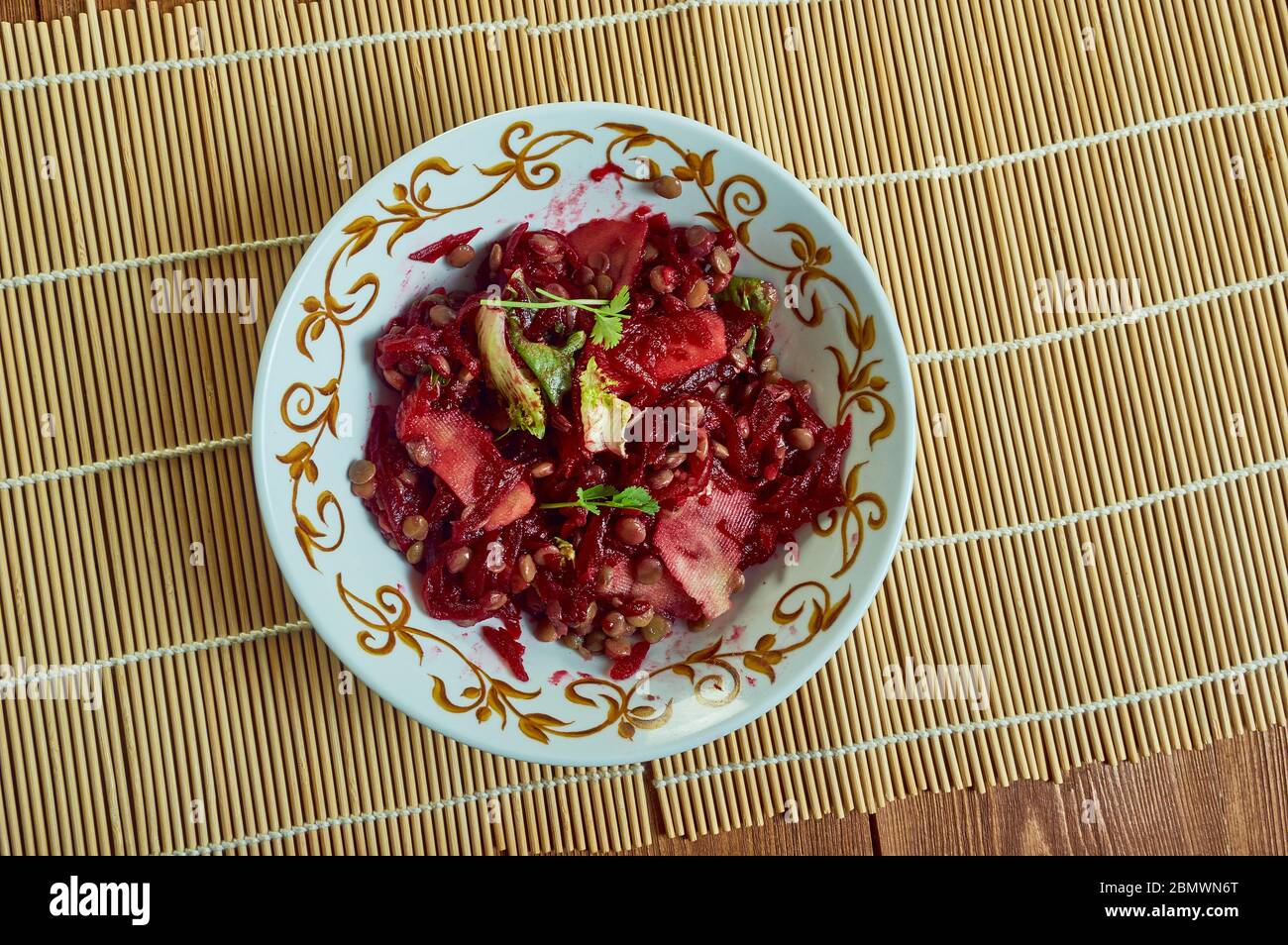 Rote Bete Linsenleine Tabbouleh, Beilage oder vegane Hauptspeise. Stockfoto