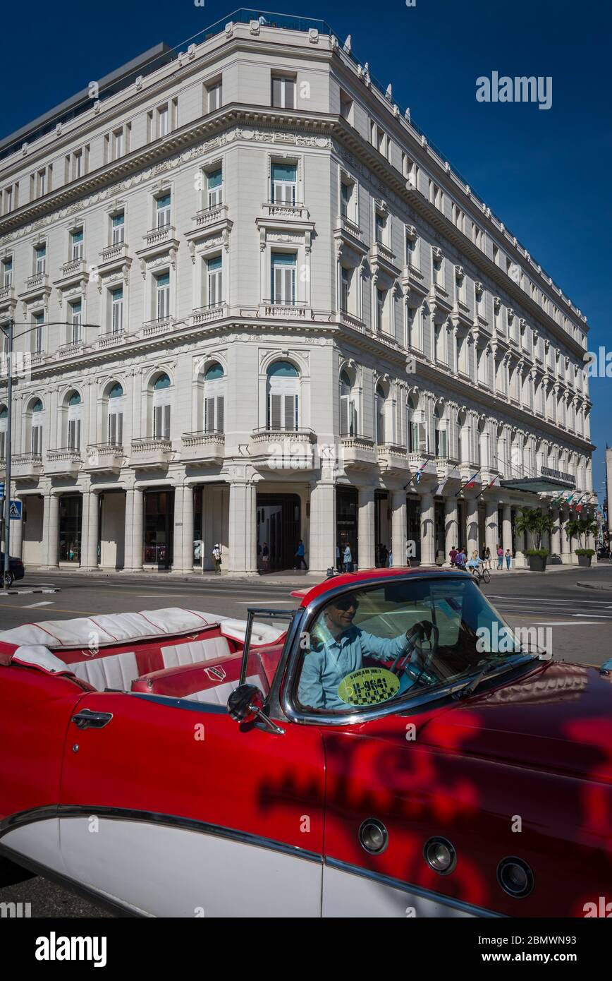 Oldtimer vorbei Gran Hotel Manzana Kempinski La Habana ist ein Luxushotel im historischen Manzana de Gomez Gebäude, Parque Central, HAV Stockfoto