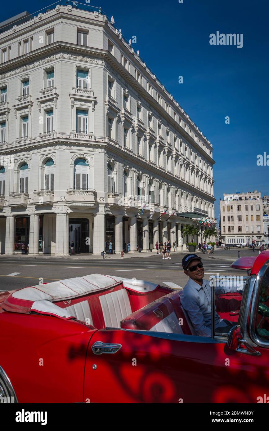 Oldtimer vorbei Gran Hotel Manzana Kempinski La Habana ist ein Luxushotel im historischen Manzana de Gomez Gebäude, Parque Central, HAV Stockfoto