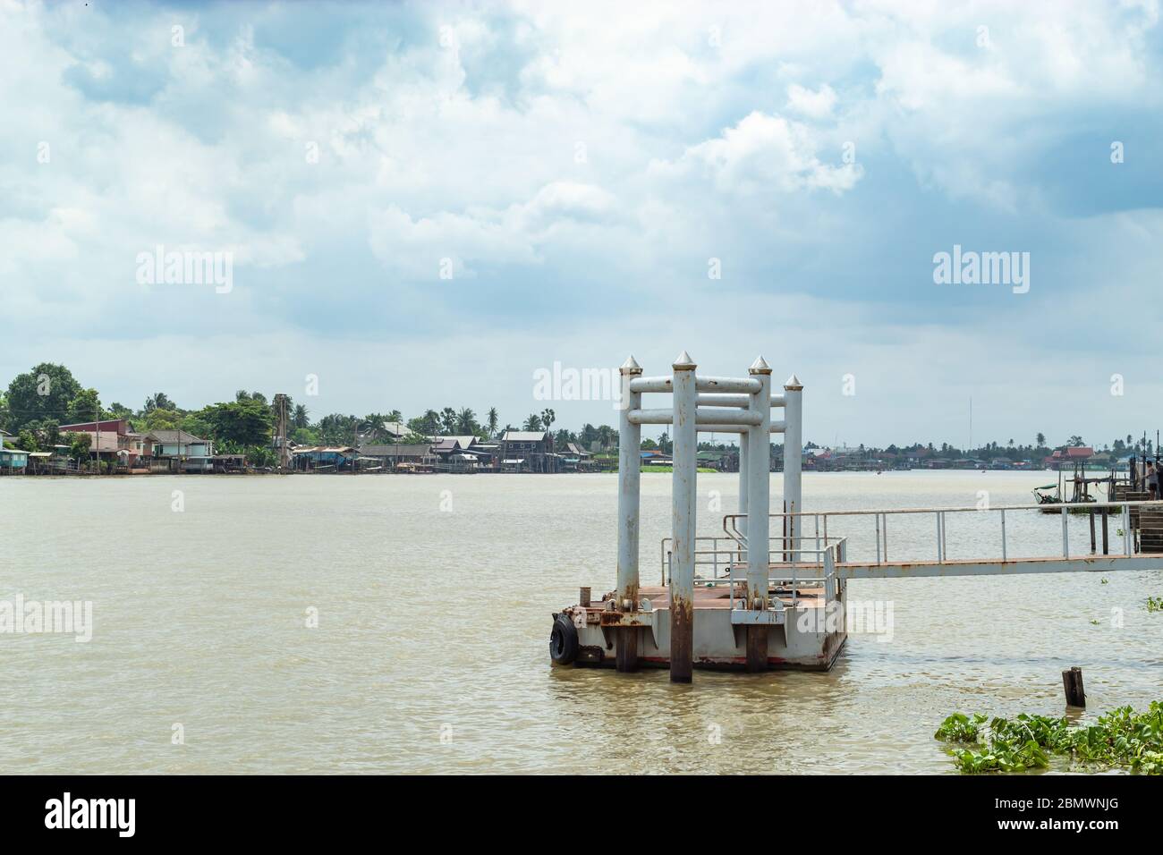 Schwimmende Anlegestelle im Chao Phraya River. Stockfoto