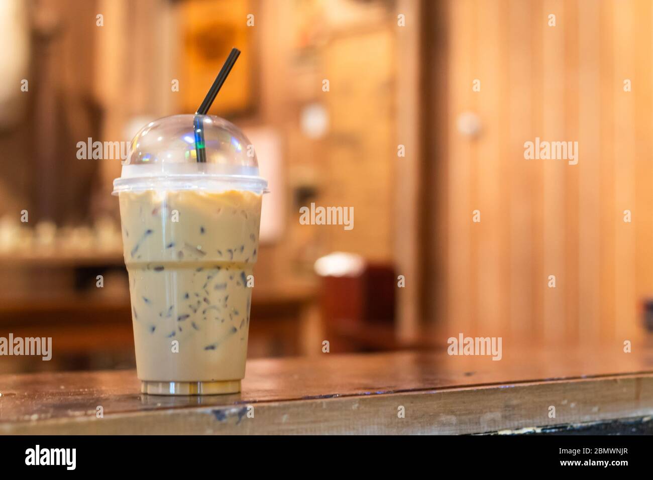 Eiskaffee auf einem Holztisch im Café. Stockfoto