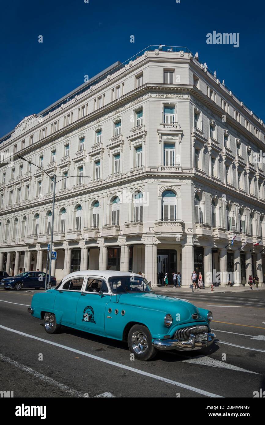 Oldtimer vorbei Gran Hotel Manzana Kempinski La Habana ist ein Luxushotel im historischen Manzana de Gomez Gebäude, Parque Central, HAV Stockfoto