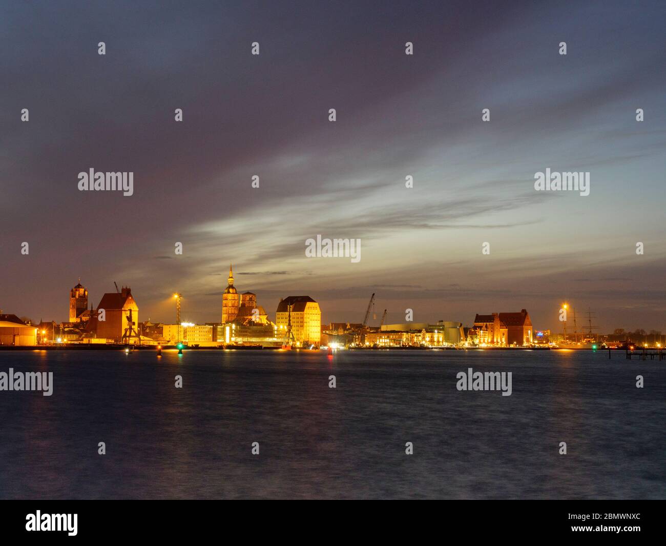 Blick über Meer auf Altstadt-Silhouette von Stralsund bei Dämmerung, Mecklenburg-Vorpommern, Deutschland Stockfoto