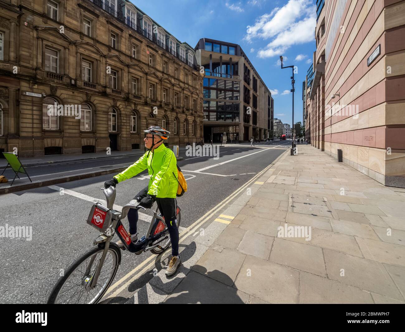 London. GROSSBRITANNIEN. Mai 2020 um 12:30 Uhr. Breiter Blickwinkel auf Queen Victoria Street EC4 während der Lockdown. Stockfoto