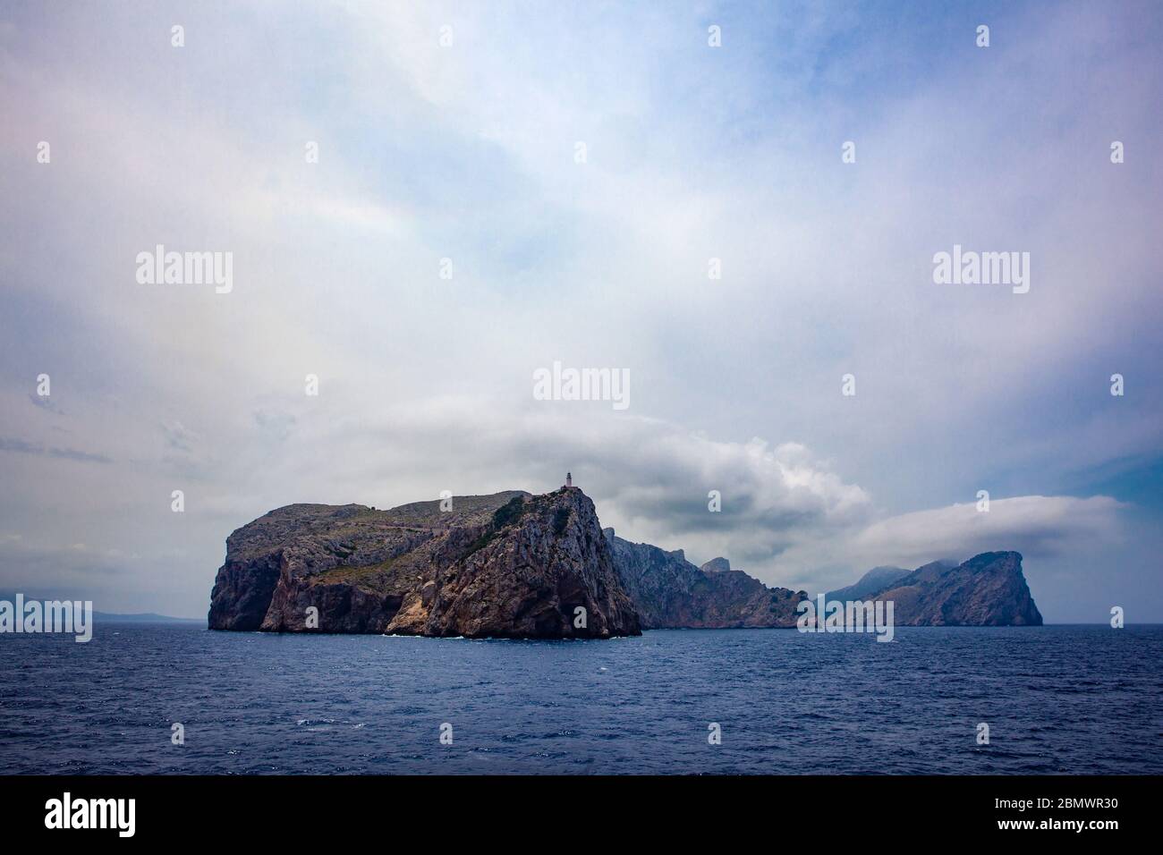 Cap Formentor, der nördlichste Punkt Mallorcas, Balearen, Spanien, vom Hafen von Pollenca-Barcelona Ferry aus gesehen. Stockfoto