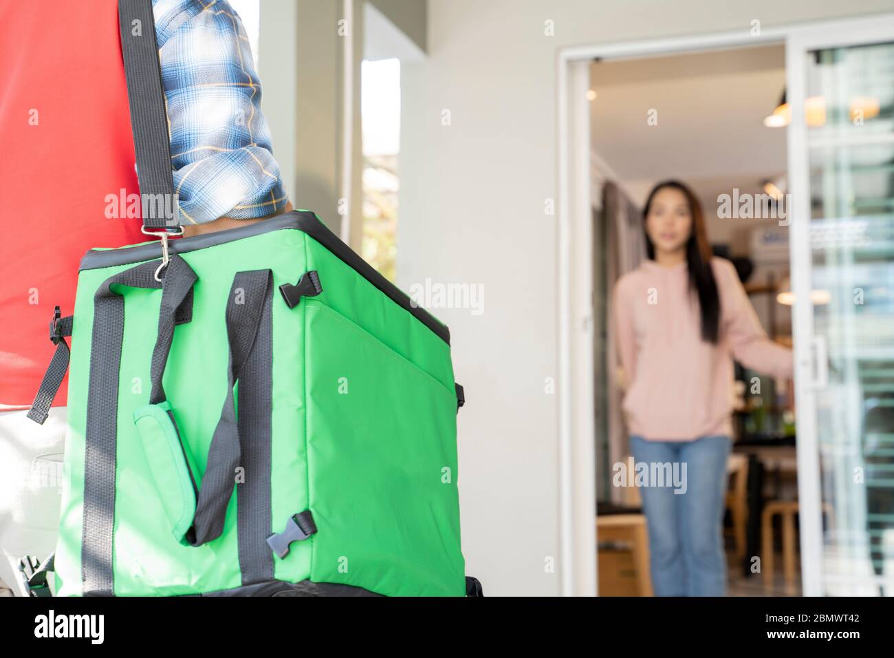 Kurier liefert Pakete. Stockfoto