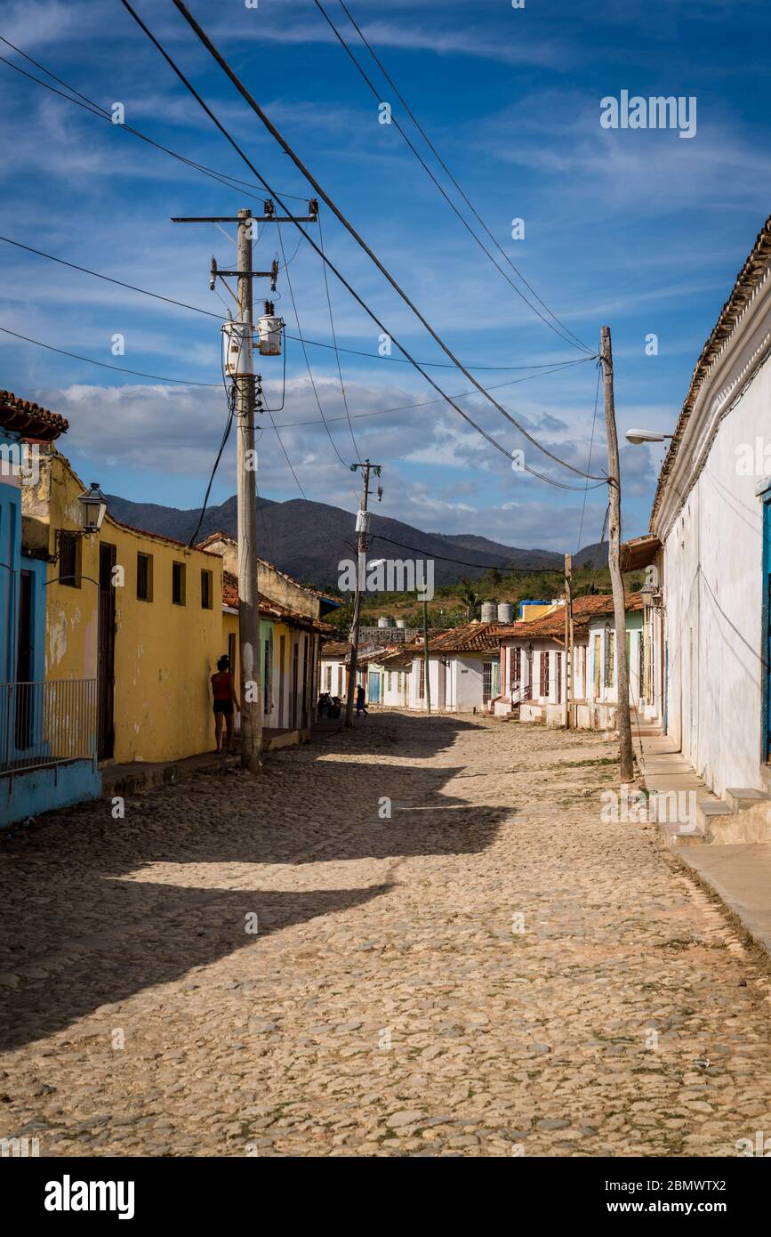 Typische Kopfsteinpflaster Straße mit bunten Häusern im Kolonialzeitzentrum der Stadt, Trinidad, Kuba Stockfoto