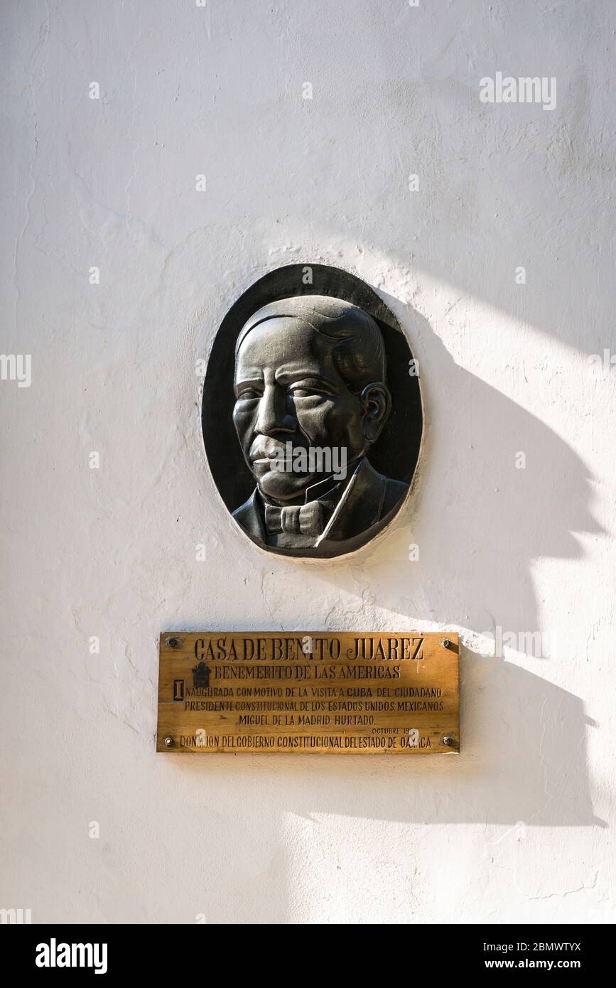 Haus von Benito Juarez mit dem skulpturalen Relief seines Kopfes, Altstadt, Havanna Vieja, Havanna, Kuba Stockfoto