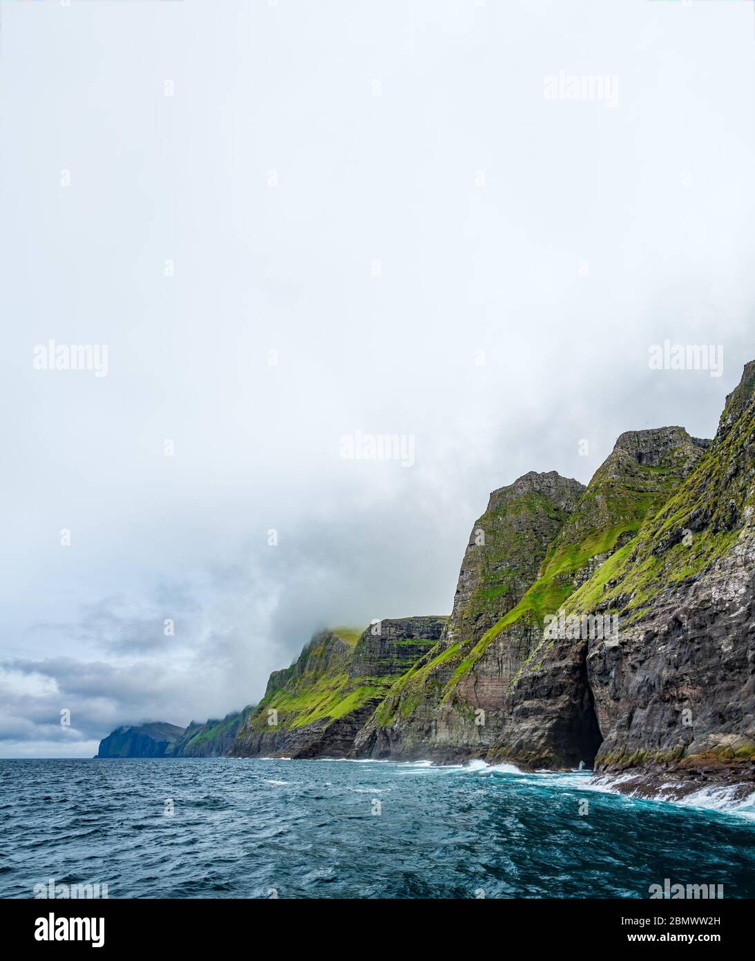 Spektakuläre vestmanna Klippen in der Nähe des Ozeans mit Text Raum Stockfoto