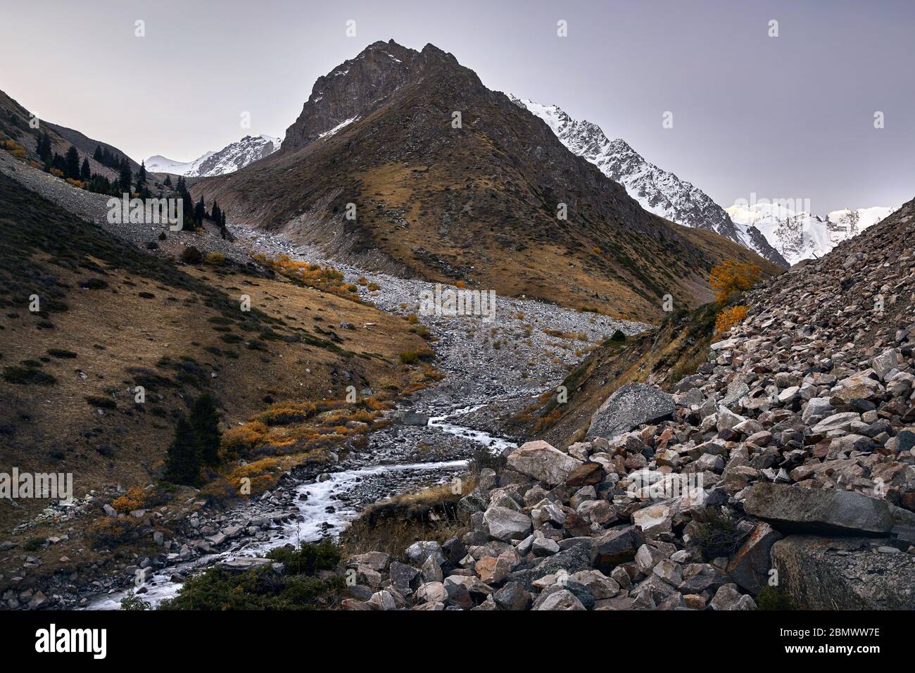 Die schöne Landschaft der Berge mit Schnee, Gletscher im Herbst in Kasachstan Stockfoto