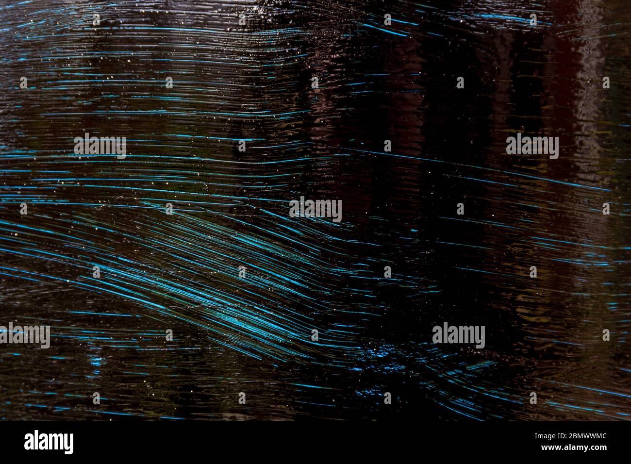 Die Textur des lackierten Metalls ist blau und schwarz. Blau und schwarz Stockfoto