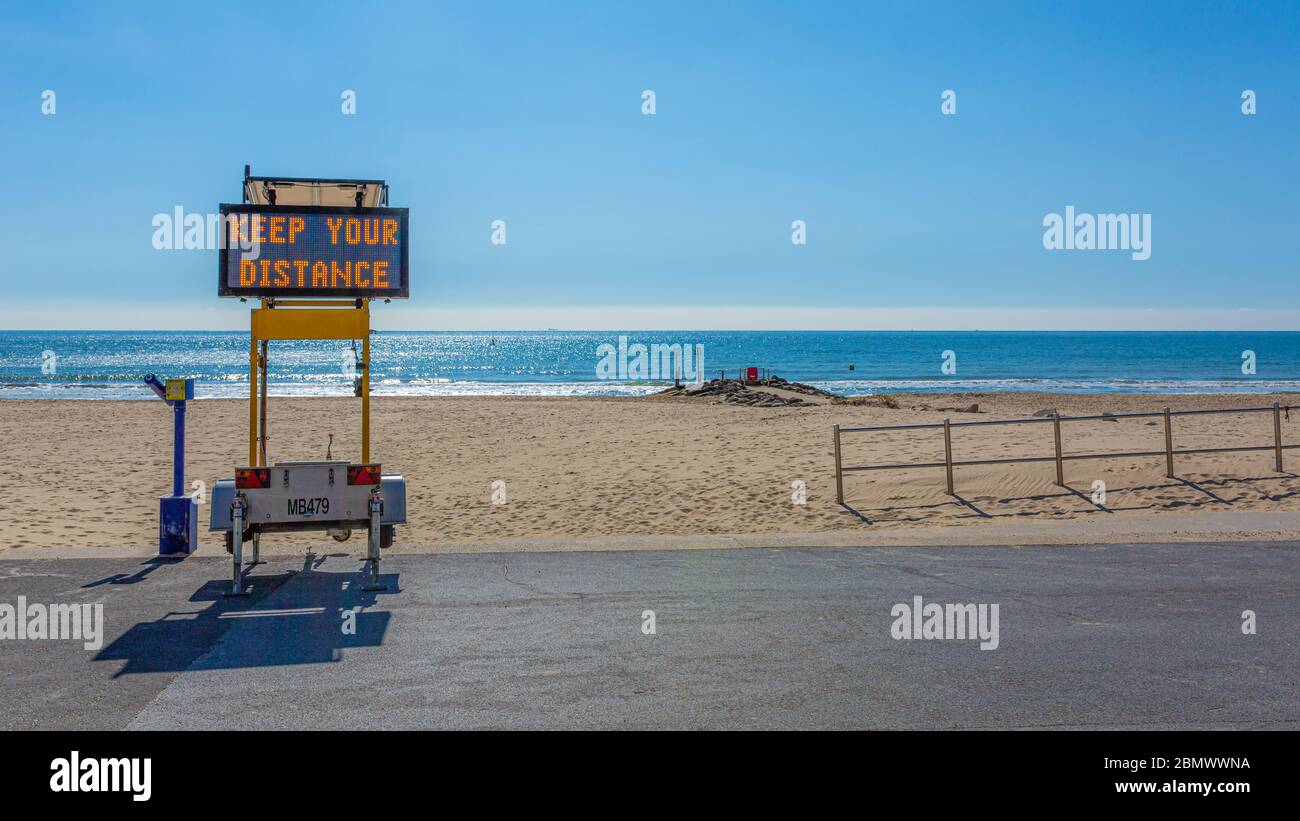 Branksome Chine Beach, Poole, Dorset, Großbritannien - 1. April 2020. Halten Sie Ihr Distanzschild an leerem Strand während der Krise. Stockfoto