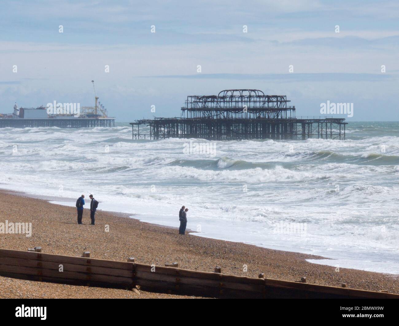 Die Stadt West Sussex Brighton am Meer ist in Sonnenschein und Farbe getaucht. Strandboote, Möwen und die lebendigen Farben der Strandhütten und der Stockfoto