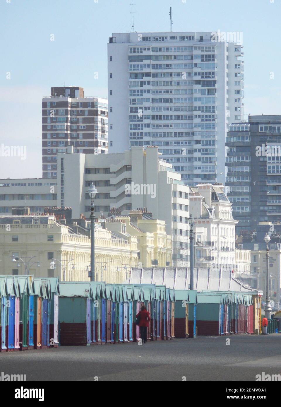 Die Stadt West Sussex Brighton am Meer ist in Sonnenschein und Farbe getaucht. Strandboote, Möwen und die lebendigen Farben der Strandhütten und der Stockfoto