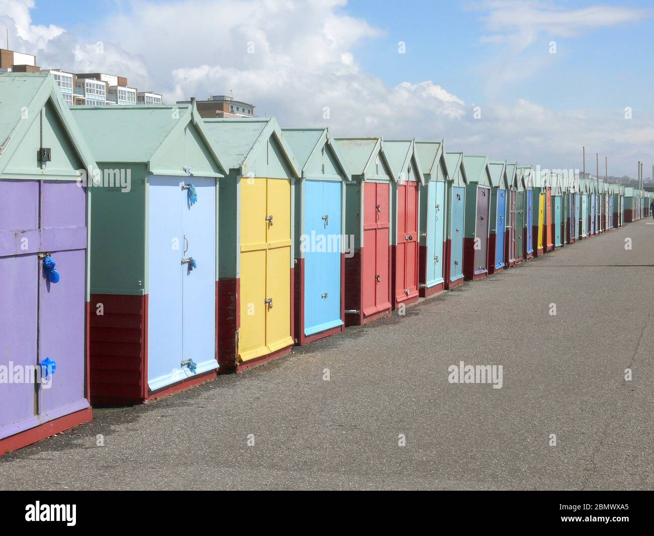 Die Stadt West Sussex Brighton am Meer ist in Sonnenschein und Farbe getaucht. Strandboote, Möwen und die lebendigen Farben der Strandhütten und der Stockfoto