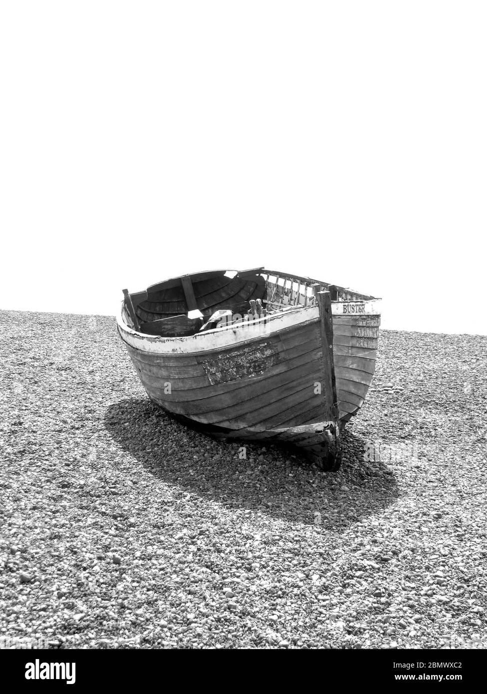 Die Stadt West Sussex Brighton am Meer ist in Sonnenschein und Farbe getaucht. Strandboote, Möwen und die lebendigen Farben der Strandhütten und der Stockfoto