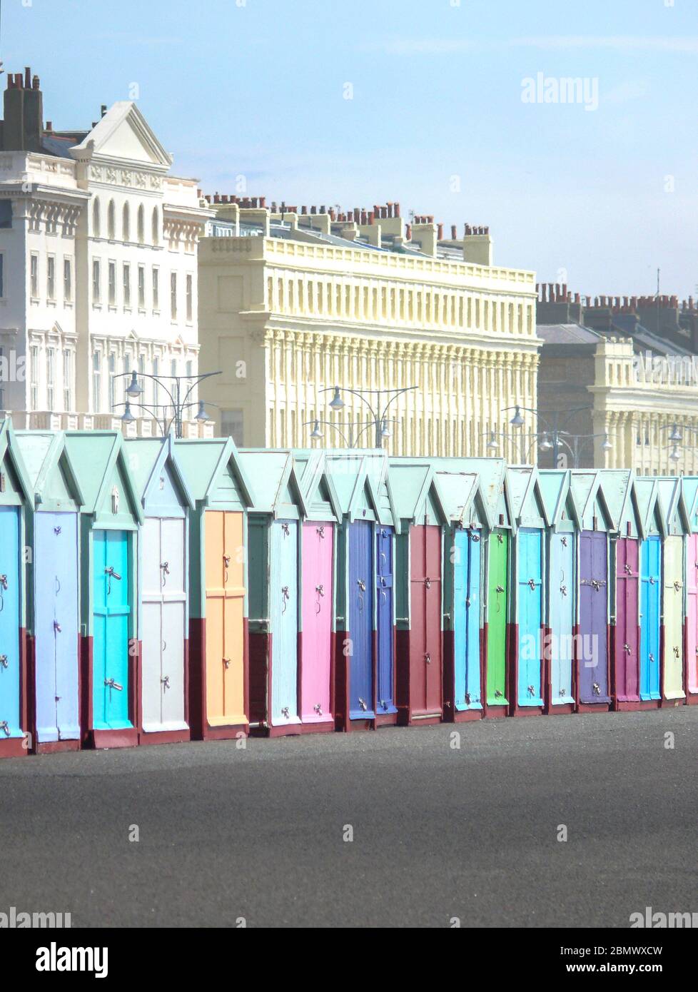 Die Stadt West Sussex Brighton am Meer ist in Sonnenschein und Farbe getaucht. Strandboote, Möwen und die lebendigen Farben der Strandhütten und der Stockfoto