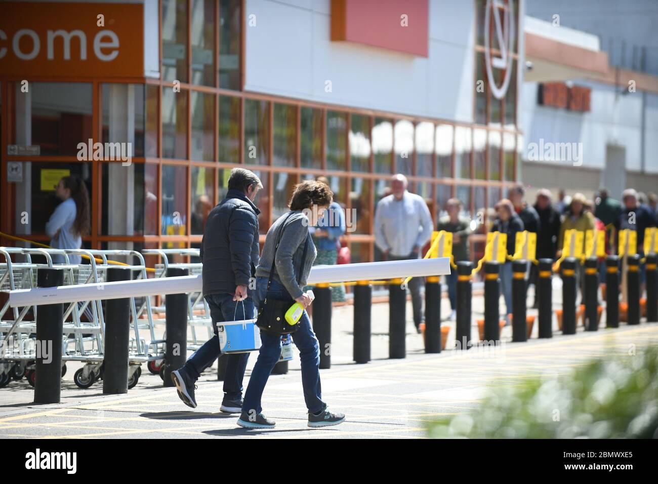 Swansea, Wales, Großbritannien. Mai. Die Käufer stehen vor dem B&Q-Laden im Morfa-Einkaufszentrum in Swansea, während die Menschen während der Sperrung des Coronavirus nach Artikeln zur Verbesserung des Wohnhauses und Gartenmöbeln suchen. Während die Regeln in England gelockert wurden, drängen die übrigen Heimatländer die Menschen, nur zu reisen, wenn es notwendig ist. Quelle: Robert Melen/Alamy Live News. Stockfoto