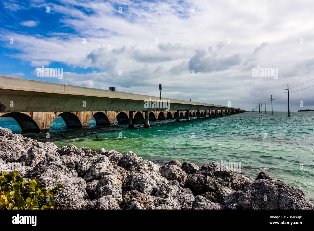 Farbe Landschaft Foto der Brücke continueing in die Ferne über Wasser, an der Florida Keys, Florida, USA übernommen. Stockfoto