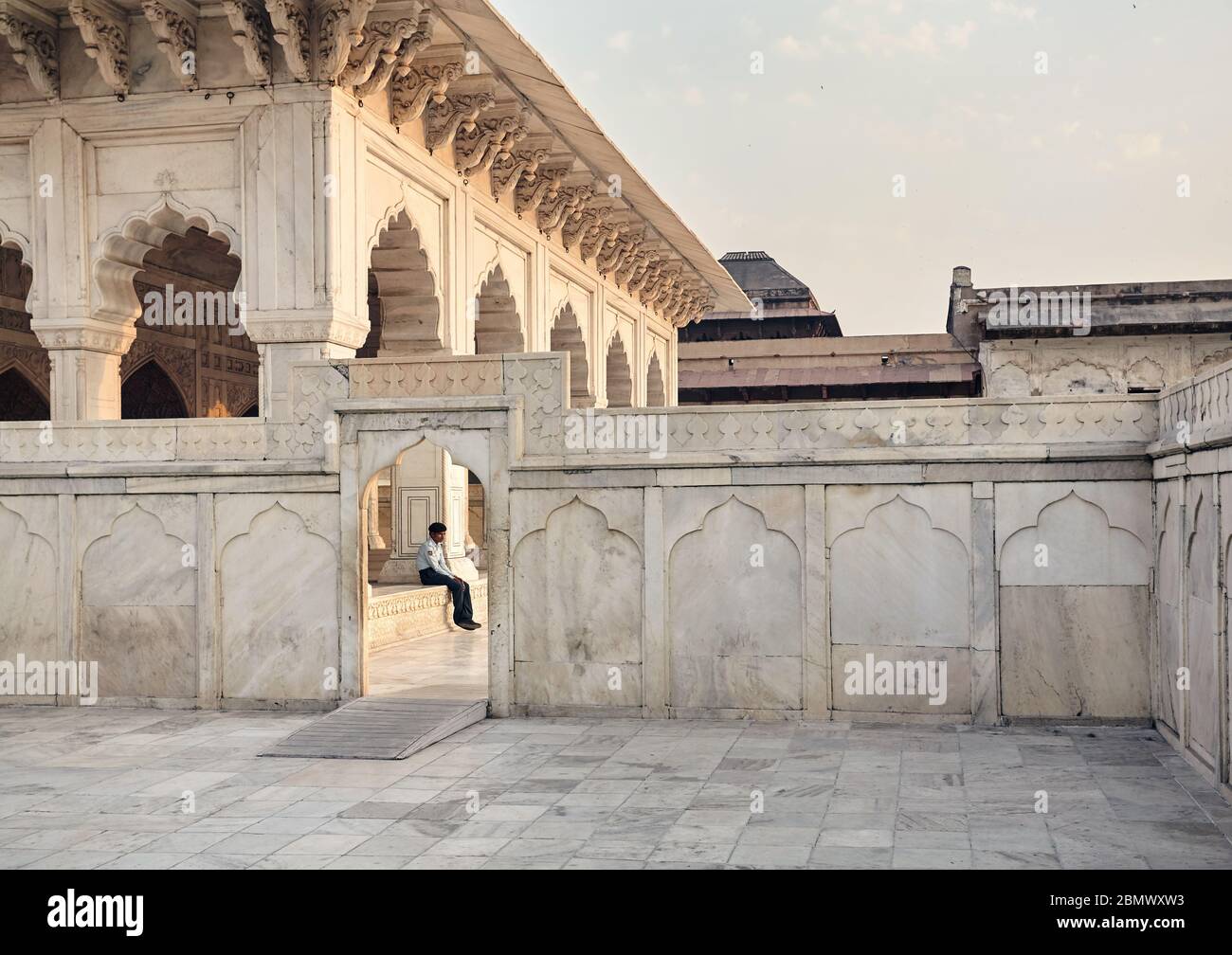 AGRA, Uttar Pradesh, Indien - 25. Februar 2015: ein Porträt von einem Wachmann sitzt hinter dem Eingang der alten Agra Fort gebaut von der Mugha Stockfoto
