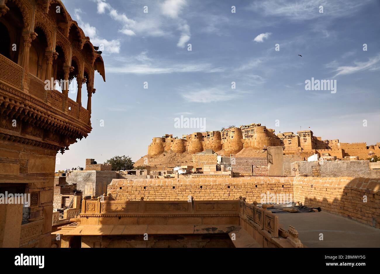 Panorama der Wüste Stadt und Jaisalmer Fort vom Dach der Stadt Palast in Rajasthan, Indien Stockfoto
