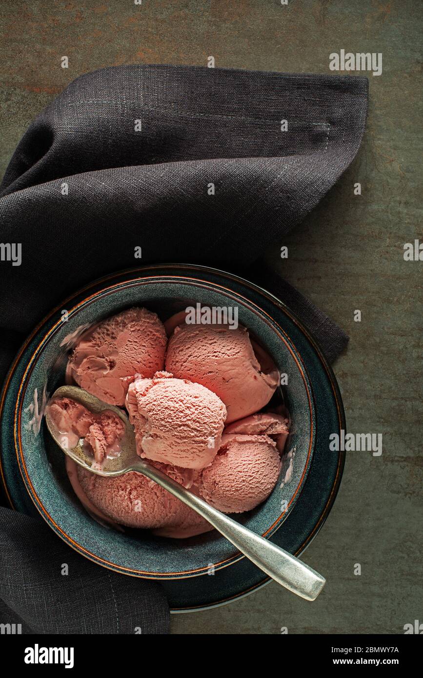 Frisch von weichem Eis oder gefrorenem Joghurt mit Beerenobst-Aromen. Eisbecher mit Obst Stockfoto