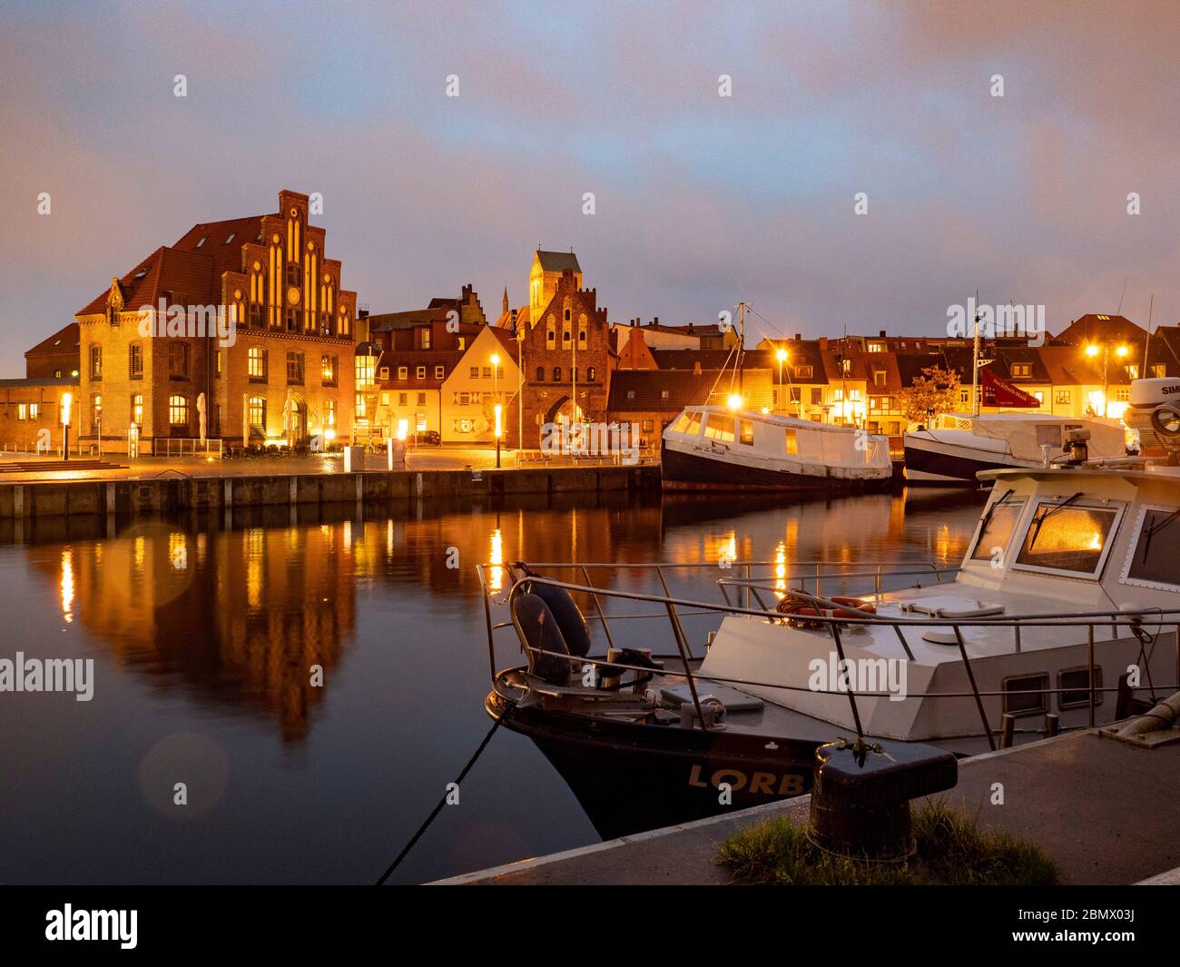 Alter Hafen bei Dämmerung, Wismar, UNESCO Welterbe, Mecklenburg-Vorpommern, Deutschland Stockfoto