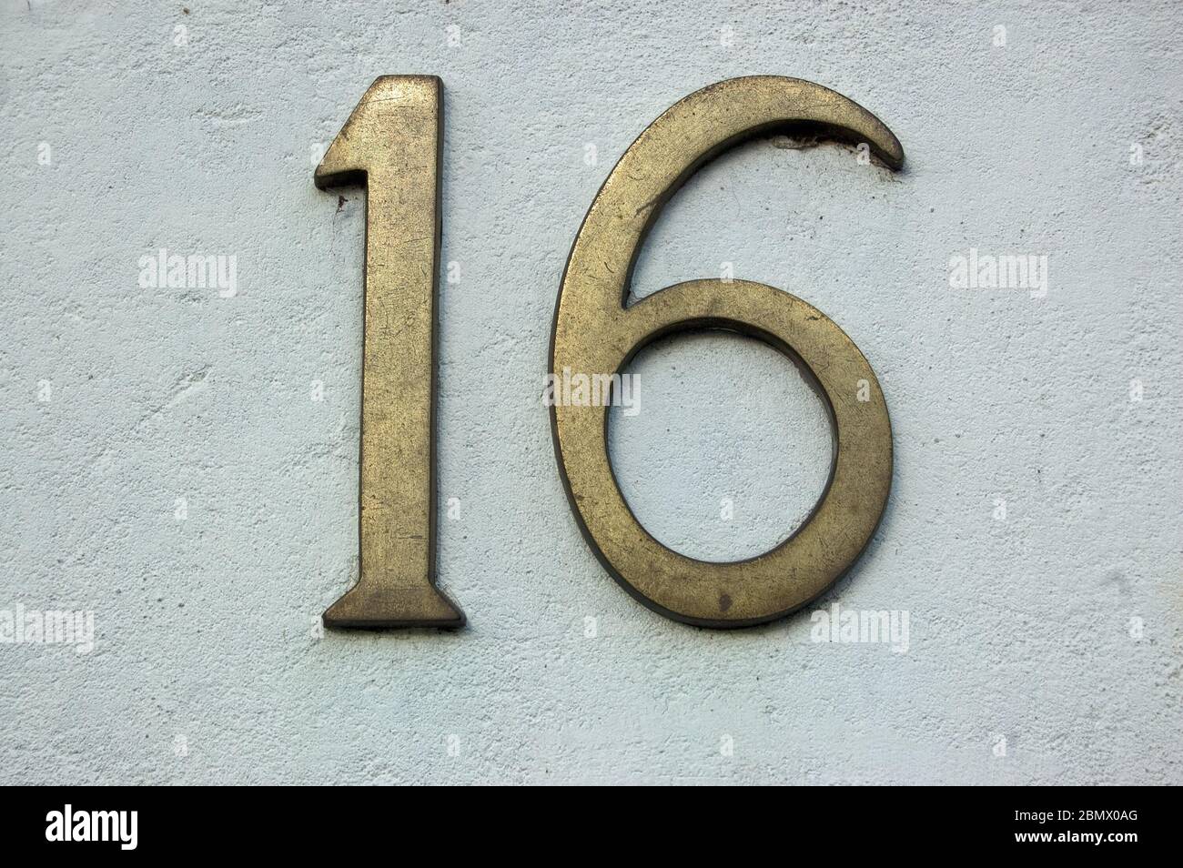 Die Zahl sechzehn an einer Wand vor einem Haus in London. Stockfoto