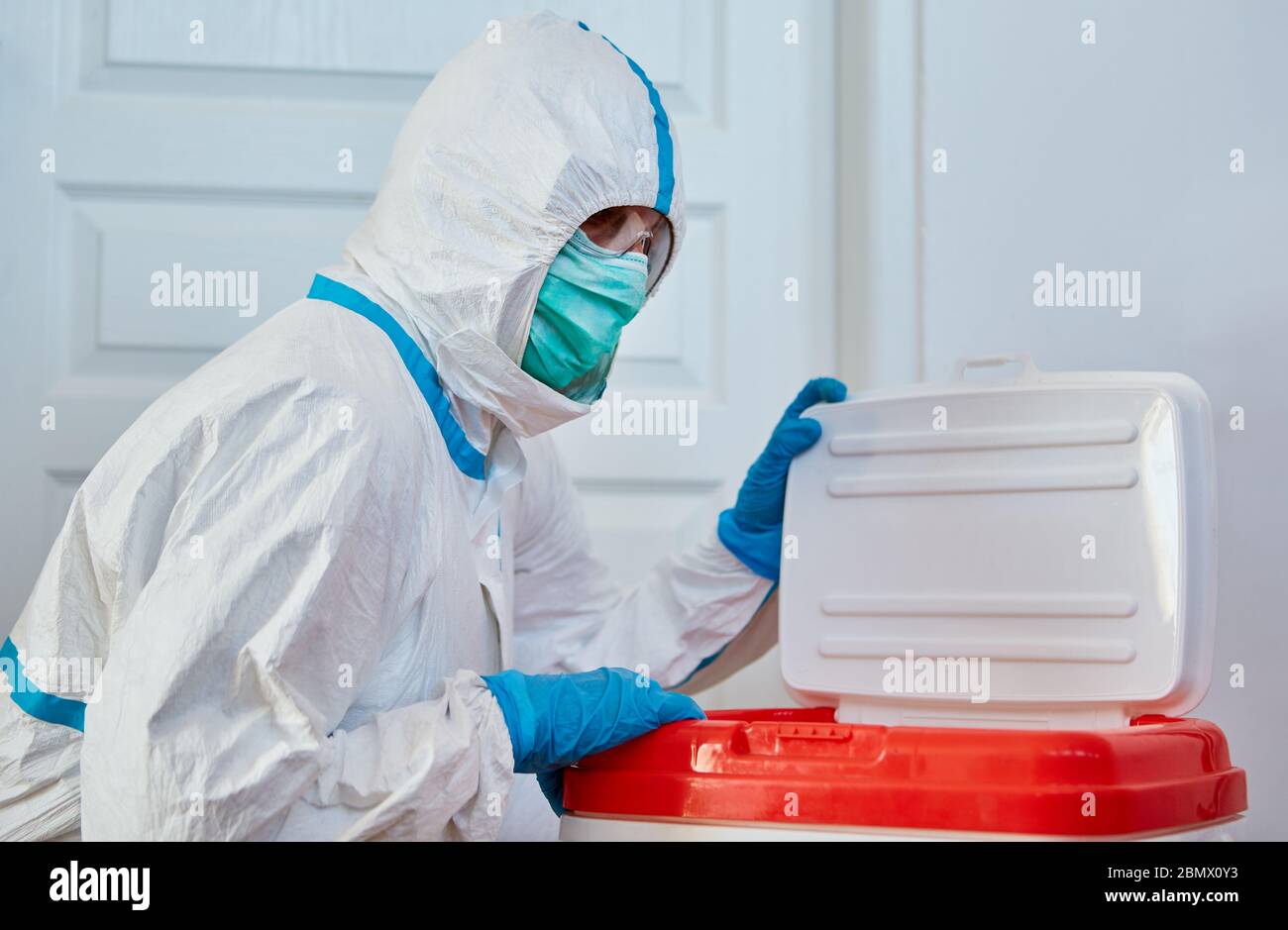 Chirurg in Schutzkleidung in der Klinik vor der Herztransplantation mit Organspende nach dem Transport in einer Box Stockfoto