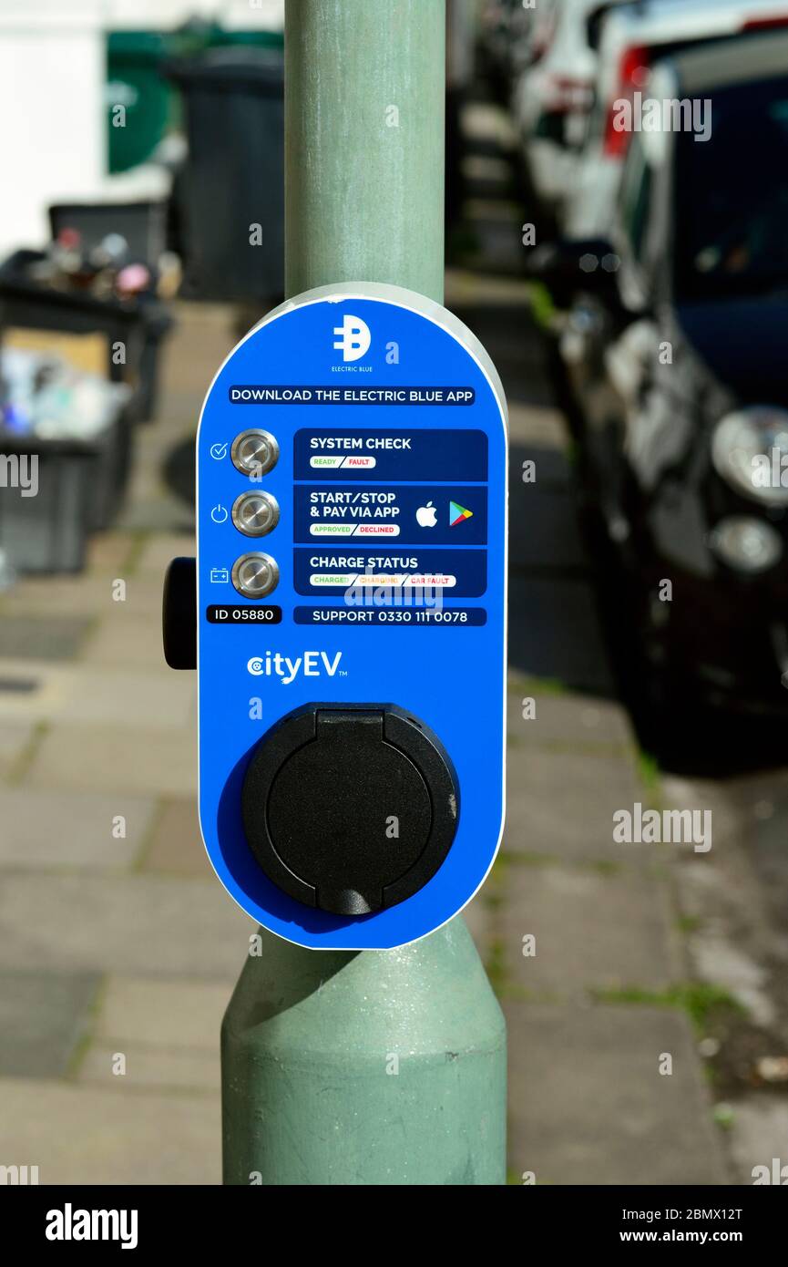 Öffentliche elektronische Auto Ladestation auf Lampenpost in der Straße Stockfoto