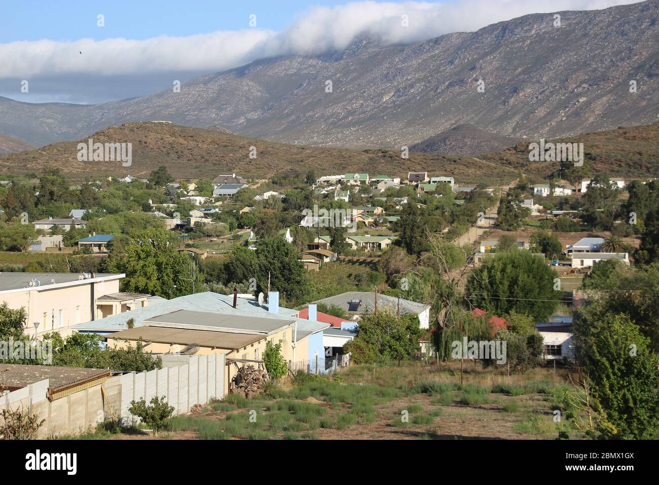 Blick auf die abgelegene Stadt Barrydale und die umliegende Berglandschaft. Barrydale liegt in der Karoo, an der Route 62. Südafrika, Afrika. Stockfoto