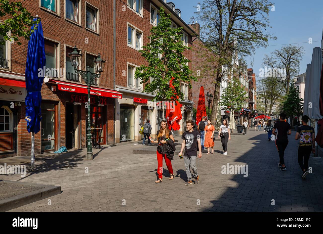 Düsseldorf, Nordrhein-Westfalen, Deutschland - verlassene Straßen mit geschlossenen Restaurants und Geschäften in der Altstadt in Zeiten der Corona-Pandemie mit Stockfoto