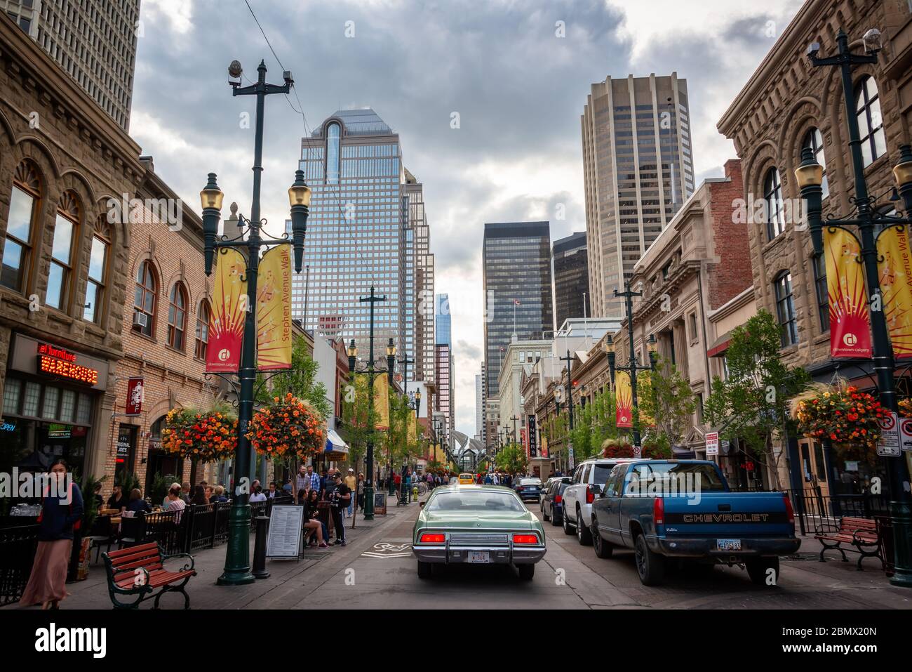 Geschäftige Menschen und Autos auf der 8th Avenue im Stadtzentrum von Calgary, Alberta, Kanada Stockfoto
