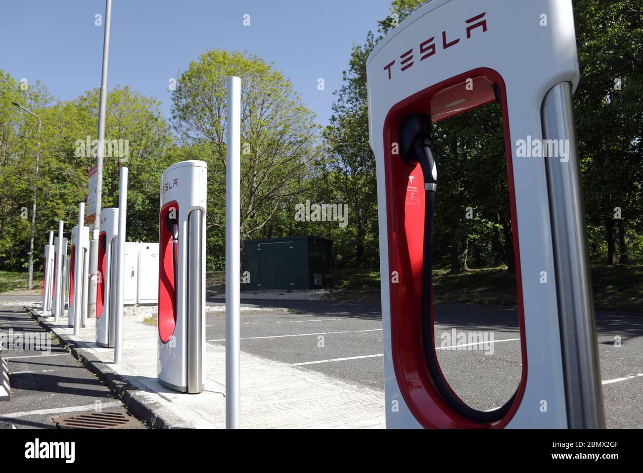 Tesla Elektronische Fahrzeugladestation an einer Tankstelle entlang der M62, Yorkshire, Großbritannien. Stockfoto
