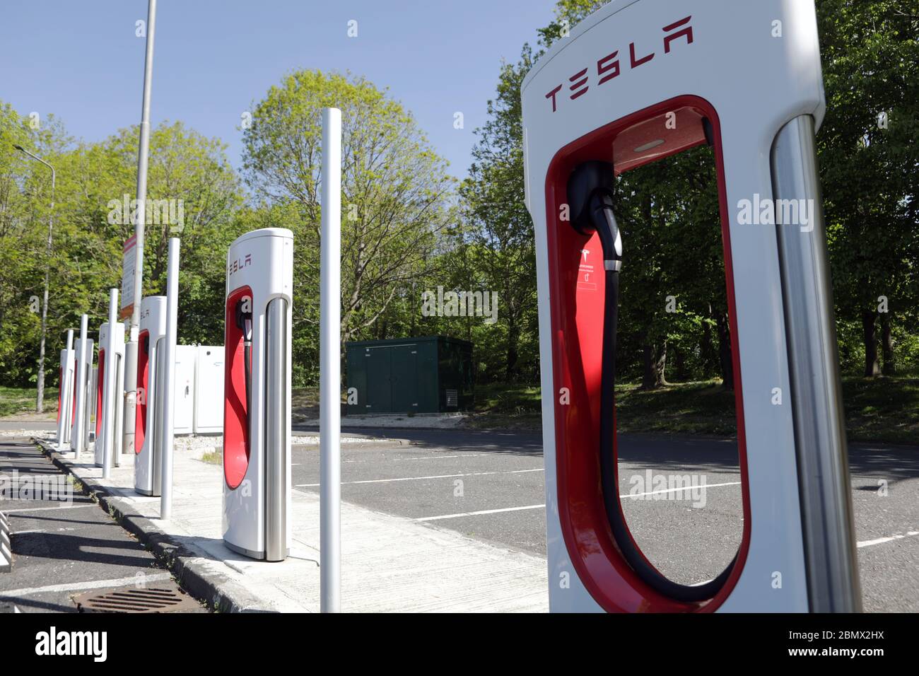 Tesla Elektronische Fahrzeugladestation an einer Tankstelle entlang der M62, Yorkshire, Großbritannien. Stockfoto
