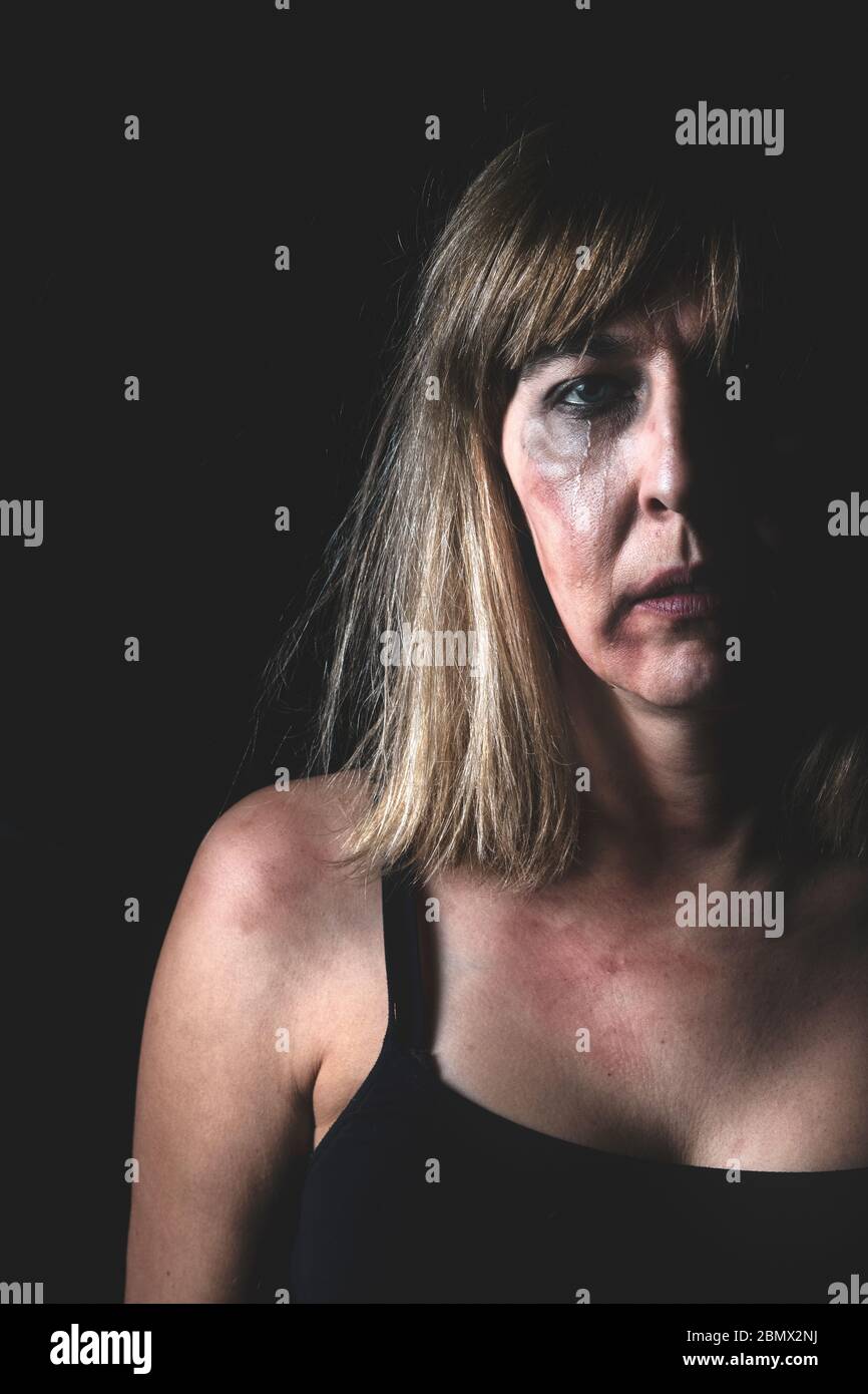 Emotionsporträt einer Frau, die von ihrem Mann missbraucht wurde Stockfoto