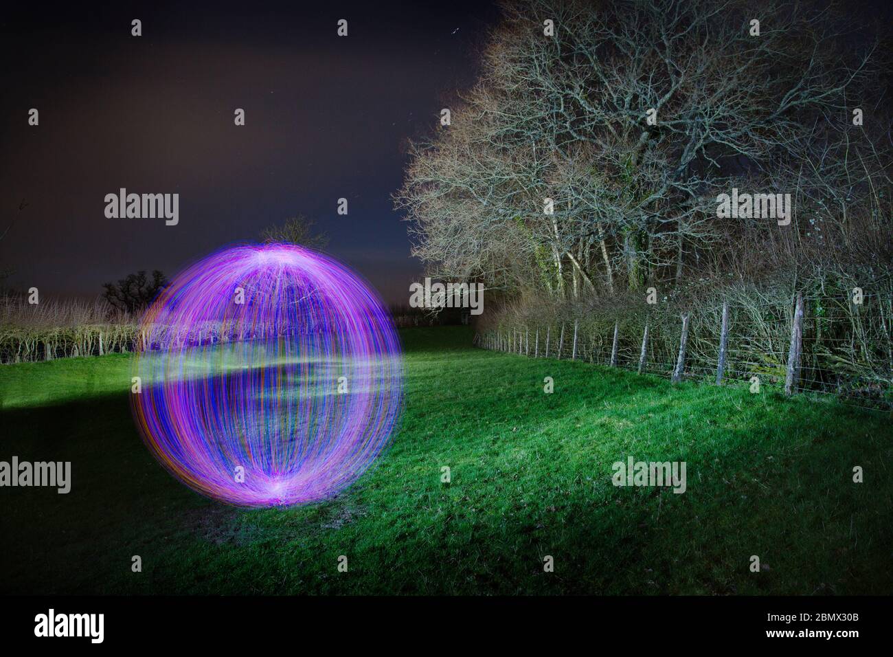 Erstellen einer Blight Orb in der Nachtfotografie Stockfoto