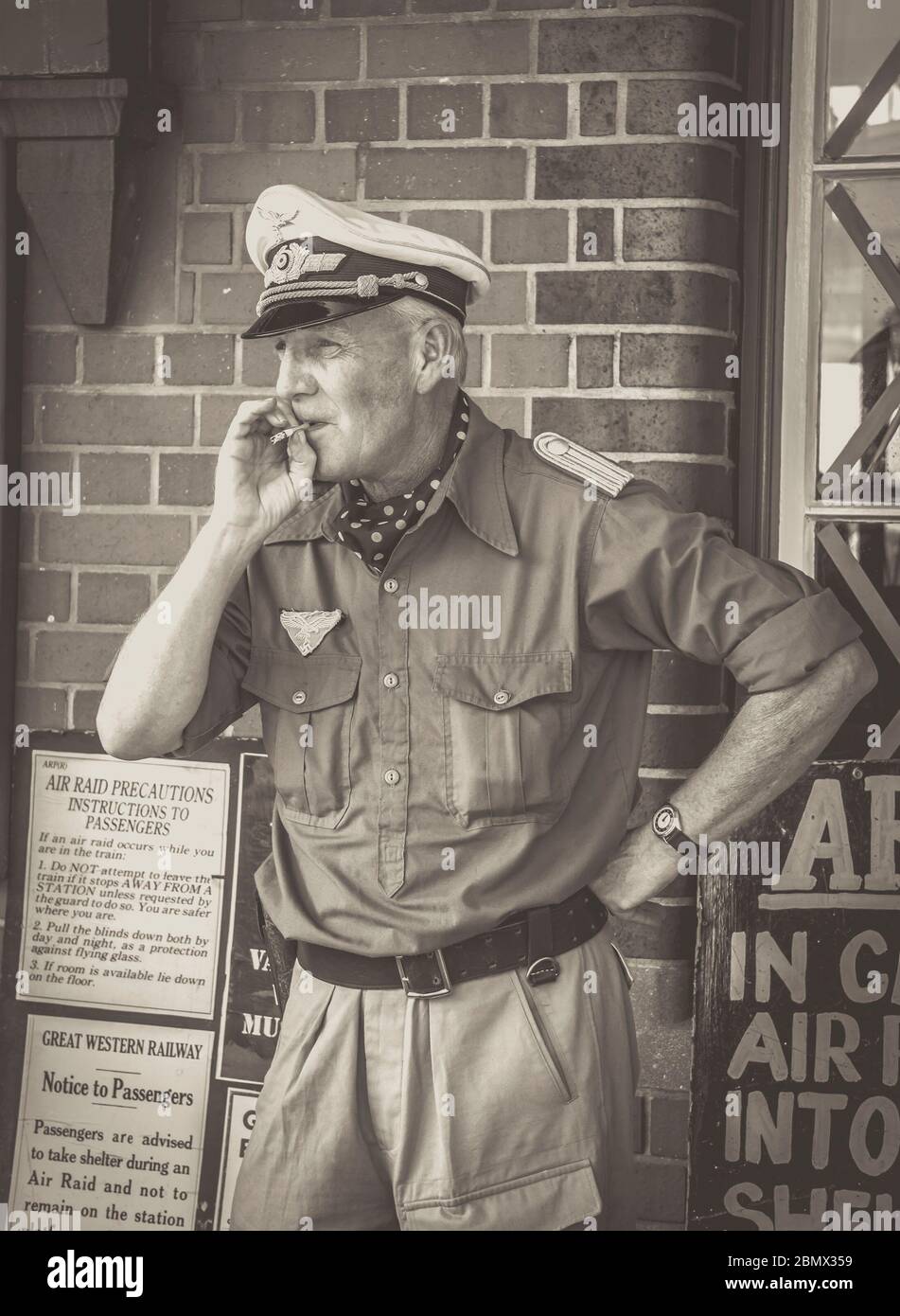 Monochrom, Schwarzweiß, Nahaufnahme des Offiziers der deutschen Luftwaffe im Vintage-Bahnhof, Severn Valley Railway Sommerveranstaltung der 1940er Jahre, Großbritannien. Stockfoto
