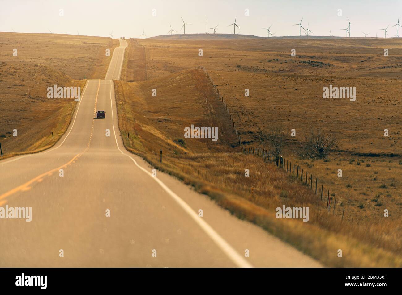 Panorama Der Colorado Eastern Plains Mit Freeway Und Windmühlen. Stockfoto