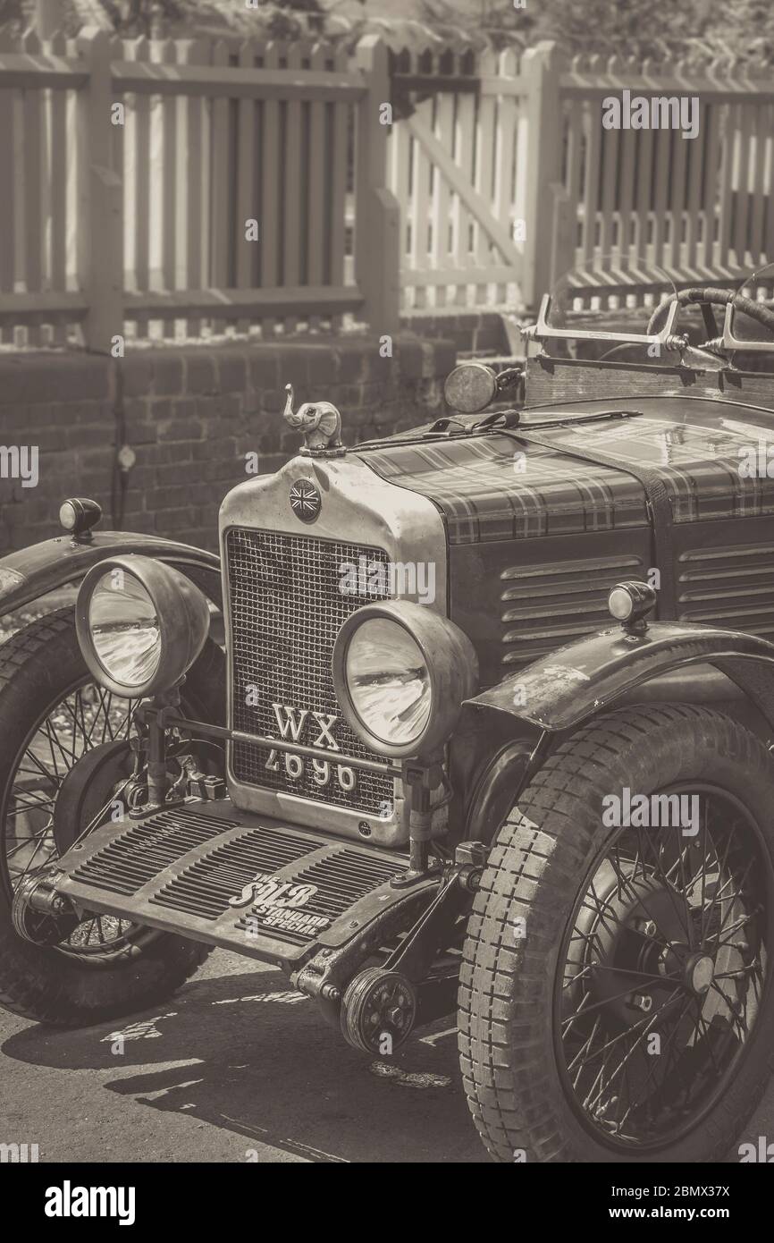 Monochrome, nostalgische Vorderansicht Nahaufnahme des klassischen, britischen Standard 9 Vintage, offene Tourer-Motorwagens, Kriegszeit der 1940er Jahre im Zweiten Weltkrieg. Stockfoto