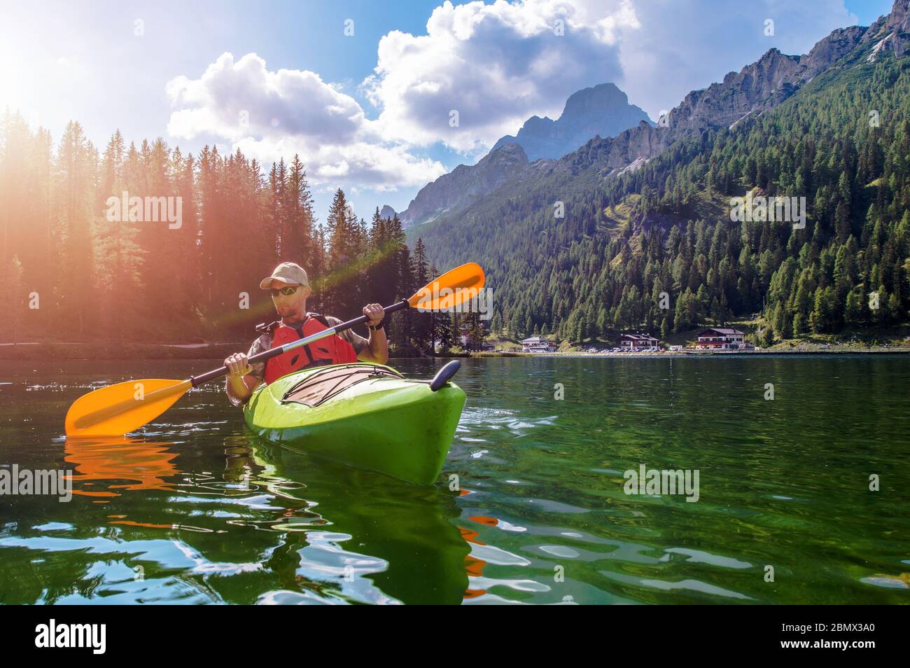 Kaukasische Male Kajak In Scenic Misurina See In Italien. Stockfoto