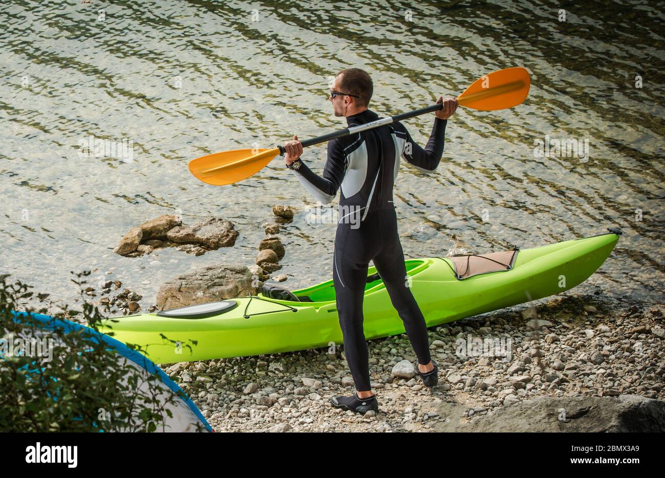 Kaukasische Männlich Stehend Am See Immer Bereit Für Kajak. Stockfoto