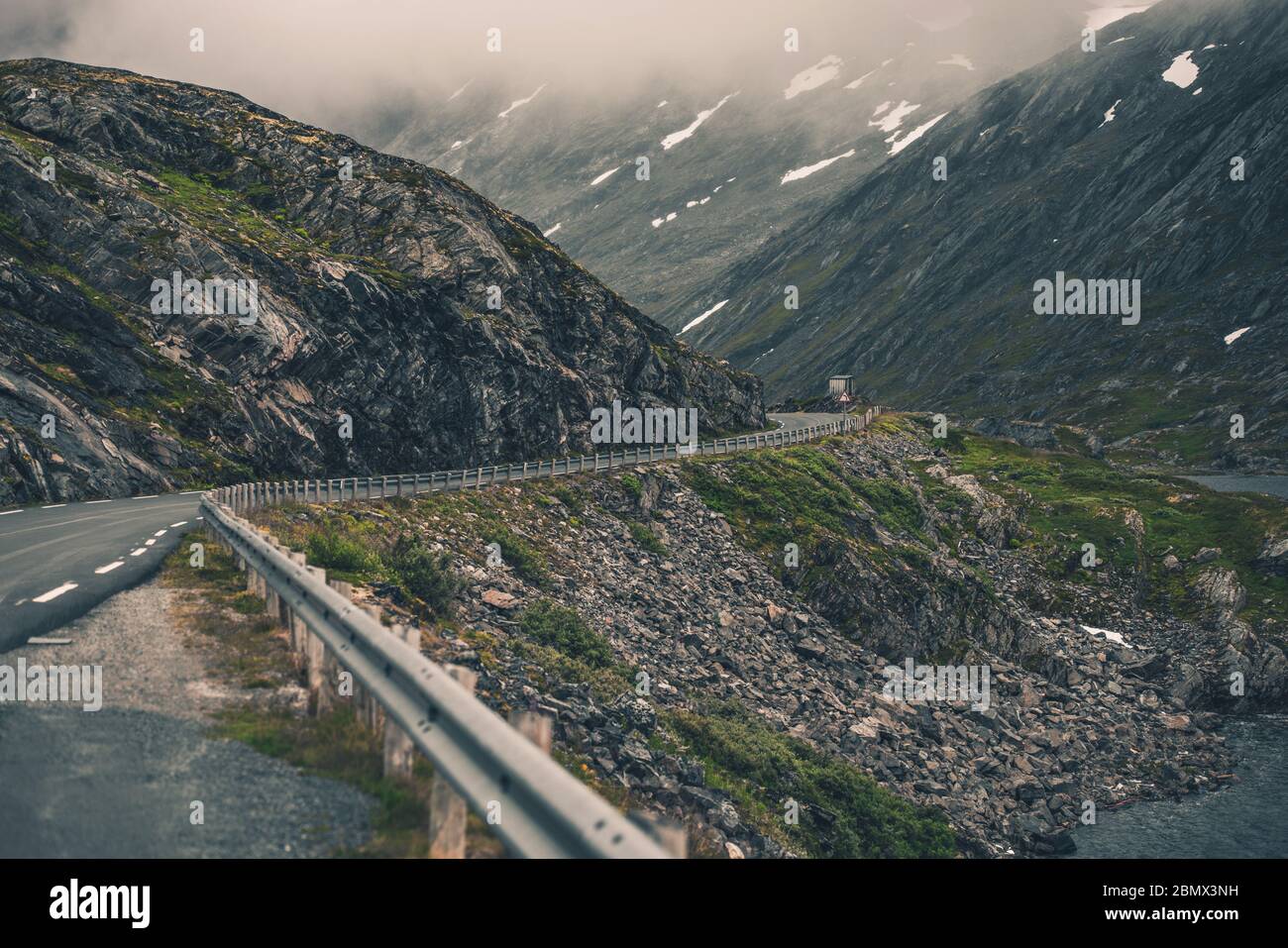 Landschaftlich Schöne Geschwungene Valley Road In Norwegen Bergen. Stockfoto