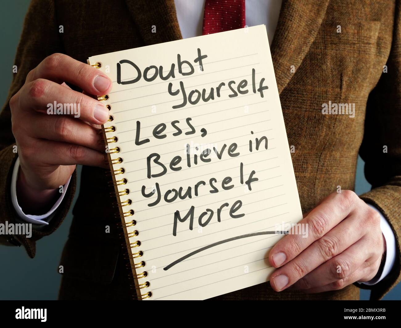 Motivation Zitat Zweifel Sie sich weniger, glauben Sie an sich selbst mehr. Stockfoto
