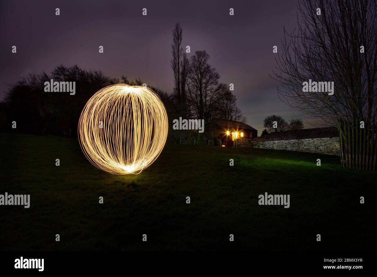 Erstellen einer Blight Orb in der Nachtfotografie Stockfoto