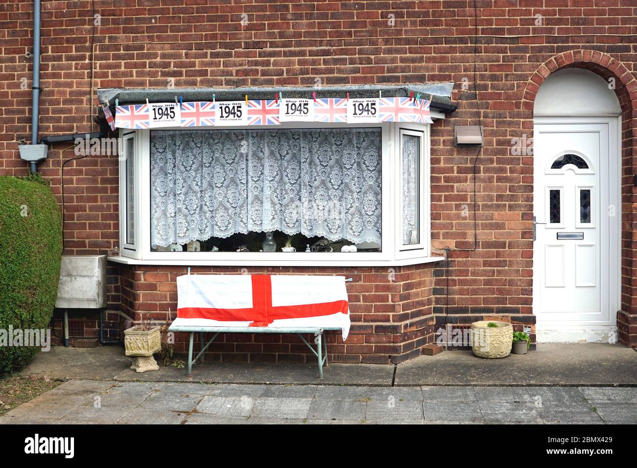 Sutton in Ashfield, Nottinghamshire, Großbritannien. 08.Mai 2020. Haus dekoriert, um den 75. Jahrestag des Zweiten Weltkriegs Sieg in Europa Tag zu feiern. Stockfoto
