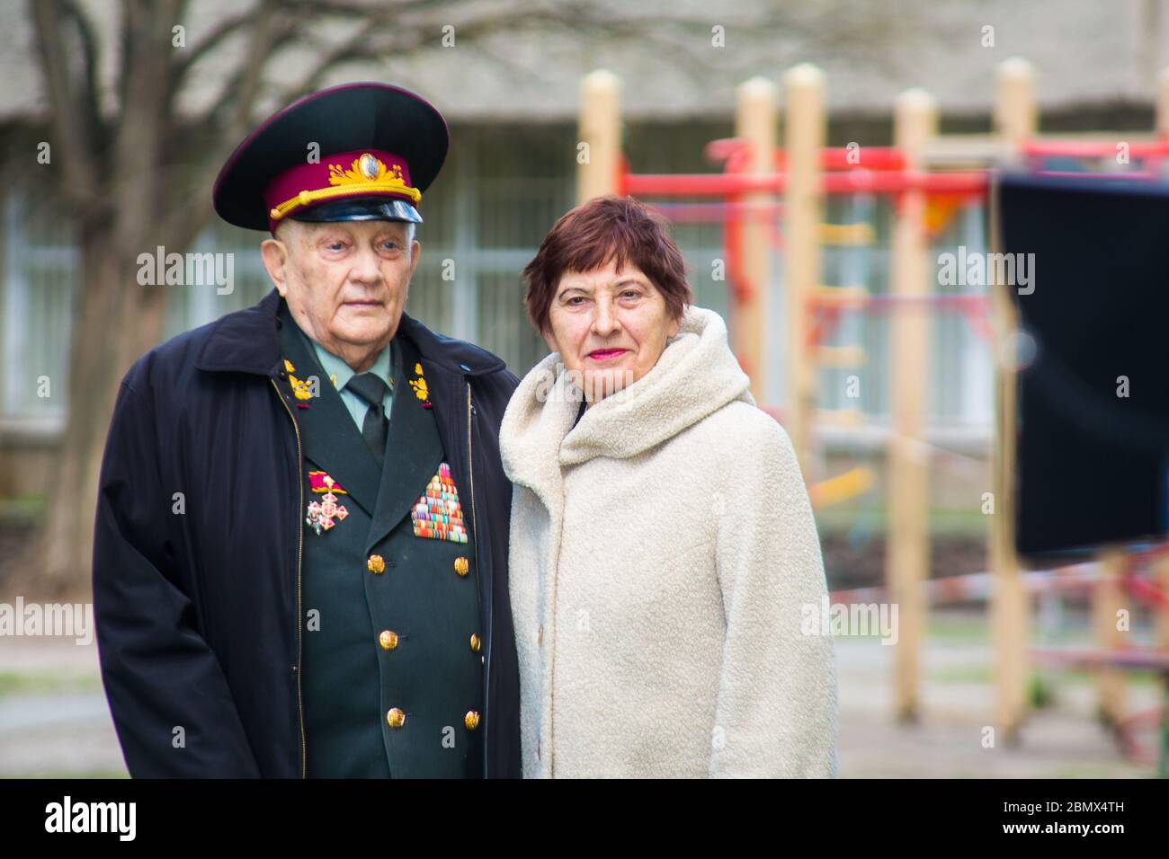 Der ukrainische Veteran des Zweiten Weltkriegs Ivan Jakowlewitsch Sawtschenko mit Frau Sawtschenko im April 2020 posieren für das ukrainische KRT-Fernsehprogramm für die Feier des 9. Mai Stockfoto