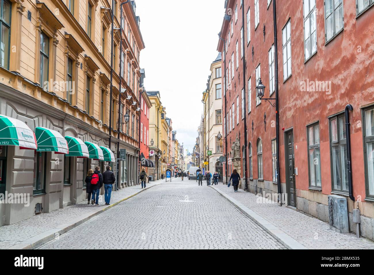 Stret Ansicht der Gamla Stan oder Staden mellan broarna, die Altstadt von Stockholm, Schweden Stockfoto