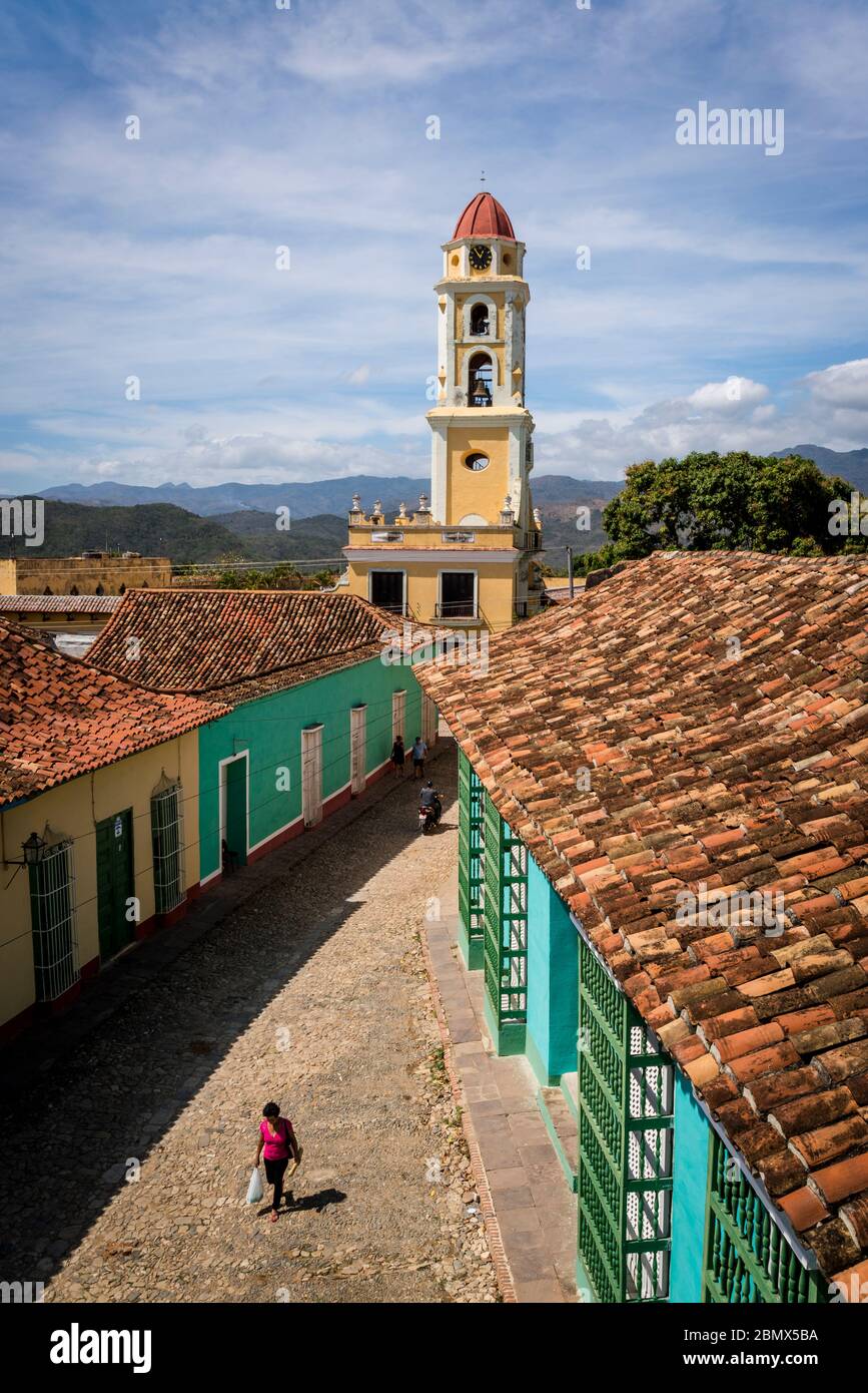 Erhöhte Sicht auf eine Kopfsteinpflasterstraße und das Kloster des Heiligen Franz von Assisi im Zentrum der Kolonialzeit, Trinidad, Kuba Stockfoto